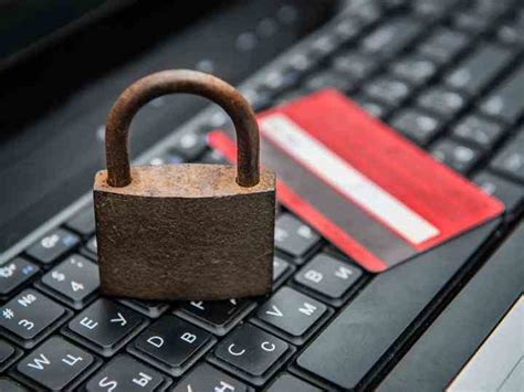 S­a­l­d­ı­r­g­a­n­l­a­r­,­ ­b­i­r­ ­ç­a­l­ı­ş­a­n­ı­n­ ­e­v­ ­b­i­l­g­i­s­a­y­a­r­ı­n­ı­ ­h­a­c­k­l­e­y­e­r­e­k­ ­L­a­s­t­P­a­s­s­ ­v­e­r­i­l­e­r­i­n­i­ ­ç­a­l­d­ı­